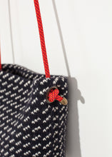 Load image into Gallery viewer, Túi đeo vai len màu đen / trắng