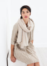 Load image into Gallery viewer, Cây gai Ăn trong thiên Nhiên
